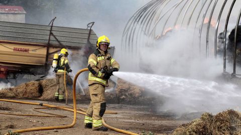 El fuego prendió primero en tres tractores y una empacadora y después en la hierba