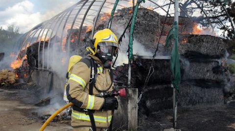 Los bomberos usaron equipos de respiración para poder aguantar el humo