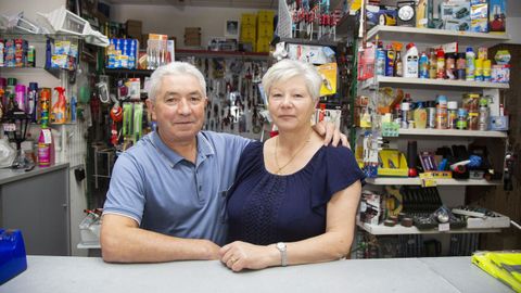 José Ramón Vázquez y María Cabeza, de la ferretería Galiza, en Carballo