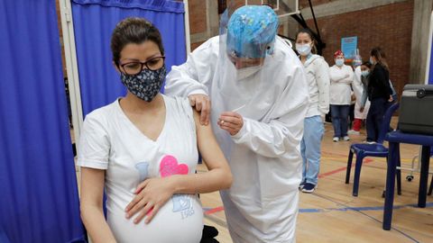 Una mujer embarazada recibe una dosis de la vacuna de Pfizer en Bogotá, Colombia