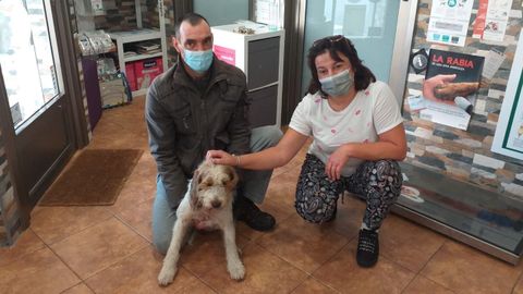 Isabel Álvarez, junto con Paloma, después del rescate.