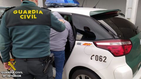 Imagen de archivo de un detenido entrando en el coche de la Guardia Civil