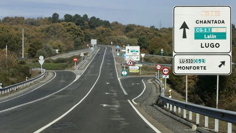 La carretera N-540 a su paso por Chantada, con el enlace a Monforte y Lalín