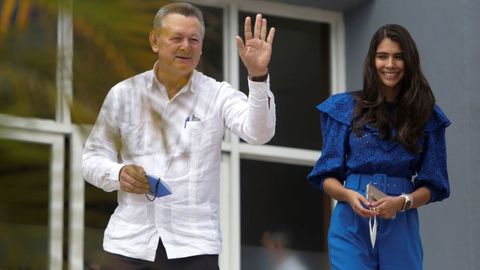 Oscar Sobalvarro, candidato presidencial por el partido de oposición Alianza Ciudadanos por la Libertad y su compañera de fórmula a la vicepresidencia, Berenice Quezada, abandonan el Consejo Supremo Electoral (CSE) tras inscribirse como candidatos para las elecciones generales del 7 de noviembre. en Managua.