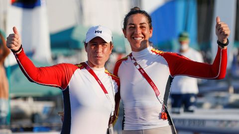 Tamara Echegoyen (izquierda) y Paula Barcel posan tras lograr la cuarta plaza en la clase 49erFX de vela