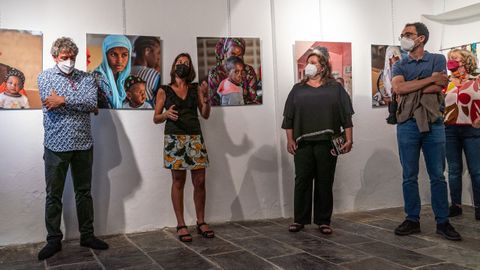 En la imagen de la inauguración: Ana Ramos, cofundadora de la oenegé Ser madre, ser mujer; la concejala de Cultura, Pilar Otero, y Nacho Samper, fotógrafo de la exposición junto con Nacho Carballo, que no pudo acudir