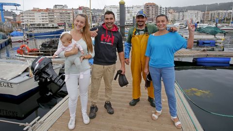 De izquierda a derecha, en el puerto, dos matrimonios que rejuvenecen la pesca en Sanxenxo: Nicole Scheineder, con la hija que comparte con su pareja Víctor Manuel Abal, y Emilio José Montes, con su esposa