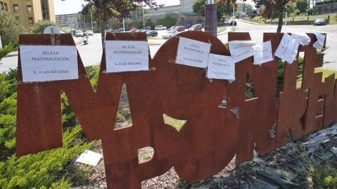 Los vecinos de Monte Porreiro han colocado carteles por todo el barrio en contra de la peatonalización