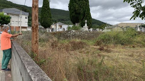El alcalde Julio Álvarez junto al terreno donde estará el cementerio