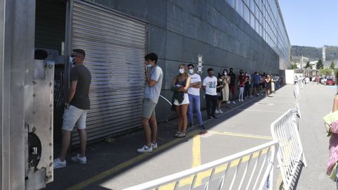 Este martes volvieron a registrarse colas para vacunarse en el recinto ferial de Pontevedra