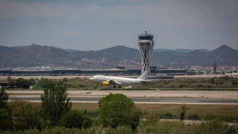 Un avión despegando del aeropuerto de El Prat.