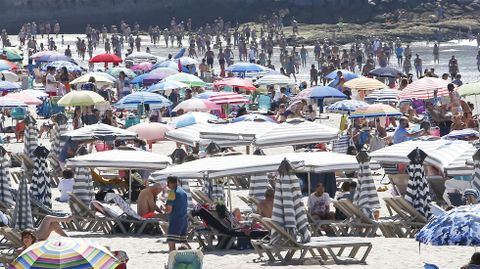 Playa de Silgar en Sanxenxo abarrotada