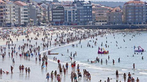 Playa de Silgar en Sanxenxo abarrotada