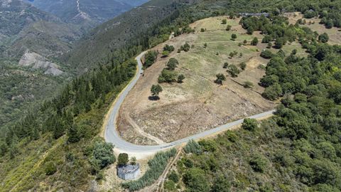 Una vista aérea tomada con un dron muestra una gran parte de los terrenos que fueron desbrozados durante las últimas semanas en el entorno de la aldea de Bustelo de Fisteus