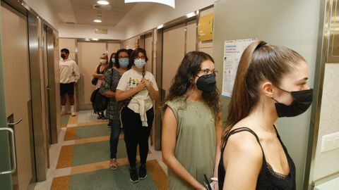 La vacuna del coronavirus está llegando en los últimos días en el hospital de Burela (en imagen, cola para vacunarse) a gente más joven