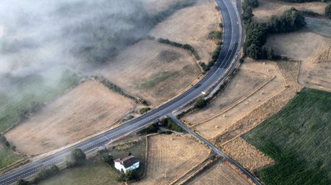 Imagen aérea de la carretera N-540 a su paso por el municipio de Taboada