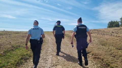 Un agente de la Guardia Civil, de los GNR portugueses y de la Gendarmería Nacional Francesa realizanod el Camino a pie por Sarria