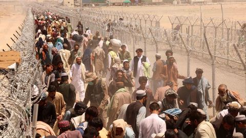Cientos de personas esperan para cruzar la frontera entre Afganistán y Pakistán después de que fuese reabierto este viernes el control de Chaman.