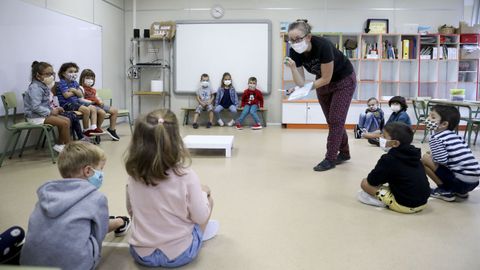 Clase de infantil en el CEIP López Ferreiro de Santiago, con alumnos con mascarillas y distancia de seguridad entre subgrupos en septiembre del 2020. Está previsto que estas medida se mantengan el próximo curso