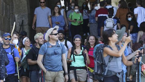 Peregrinos llegando la plaza del Obradoiro este viernes.