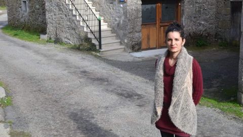 La arqueóloga posa delante de la vivienda de uso turístico que regenta