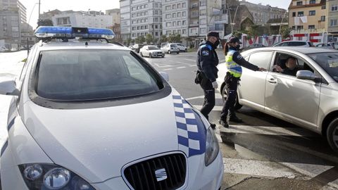 Fotografía de archivo de agentes de la Policía Local de Ribeira