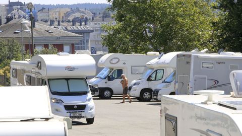Área de autocaravanas en la explanada del pabellón de deportes de Lugo