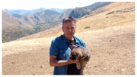 Javier Durá, con un cachorro de mastín entre sus brazos
