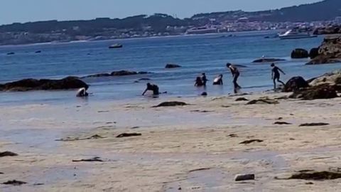 Furtivos de bañador en el islote Areoso