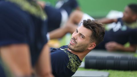 Luis Fernández, durante un entrenamiento con el Kur Fakan