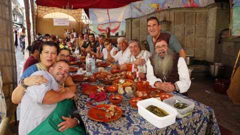 Una de las múltiples comidas callejeras que se celebran en la Feira Franca de Pontevedra. La de la imagen es del 7 de septiembre del 2019