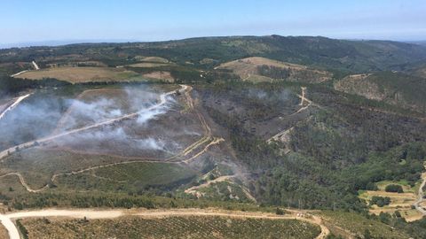Vista de la zona quemada por el incendio de Vilar de Barrio