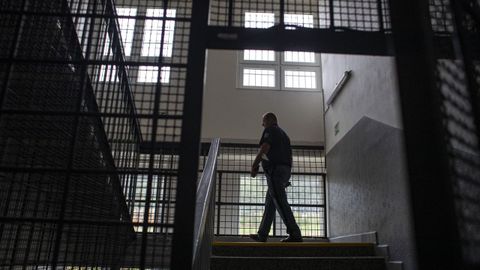 Un funcionario de prisiones pasea por las instalaciones de la cárcel