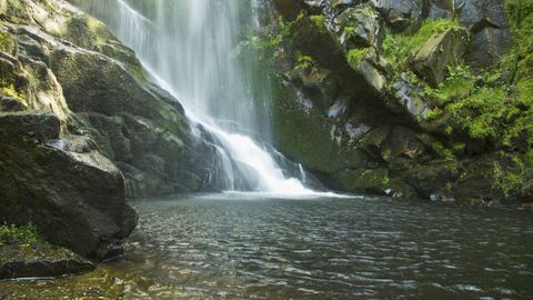 Piscina natural al pie de la fervenza de Augacaída.