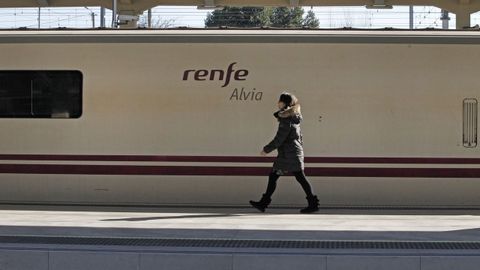 Un tren Alvia en la estación de Monforte de Lemos