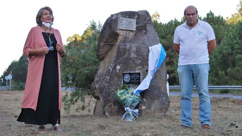 María Dolores Martínez, sobriña de Manuel Otero, e Xoán Mariño, presidente de Terra de Outes, descubriron a placa conmemorativa