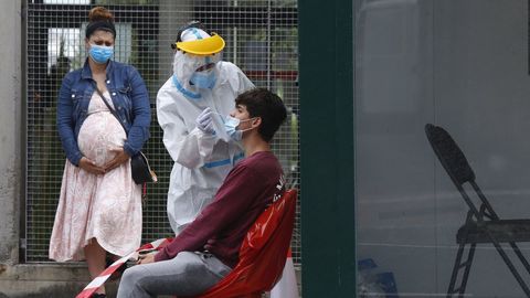 Personal sanitario realizando un test PCR de detección del covid a un joven en el centro de salud del Ventorrillo, en A Coruña