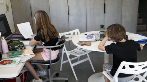 Niños haciendo las tareas escolares en casa durante el confinamiento.
