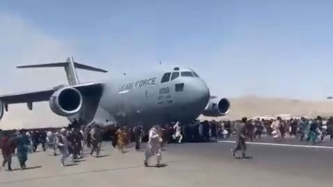 El avión C-17 fue rodeado por cientos de civiles afganos durante la caótica jornada del lunes en el aeropuerto de Kabul.
