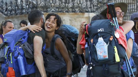 Un grupo de peregrinos se abraza al llegar a la praza do Obradoiro, esta semana