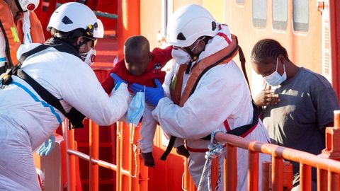 Salvamento marítimo realizando un salvamento a inmigrantes que viajaban a bordo de una patera este mes de agosto
