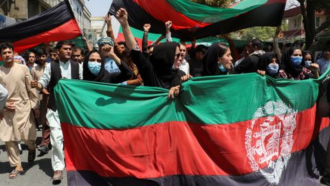 Manifestantes con banderas tricolores de Afganistán