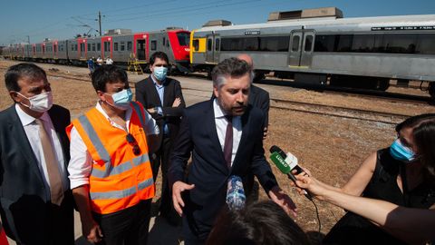 El ministro de Infraestructuras luso, Pedro Nuno Santos, en una visita al taller donde se renovaron los trenes Arco