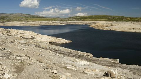 El embalse de Cenza, en Vilariño de Conso, al 15 % de su capacidad