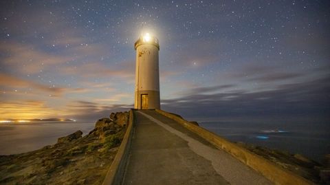 O Roncudo, en Corme, con lluvia de estrellas y mar de ardora
