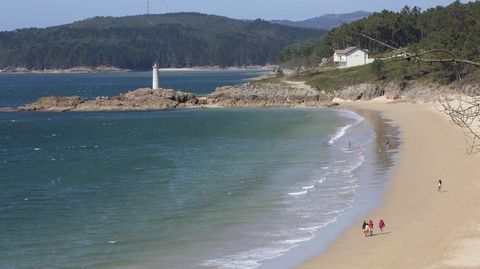 Faro en la playa de O Lago, Muxía