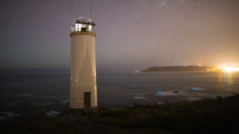 Faro de Laxe. Lluvia de estrellas y mar de ardora
