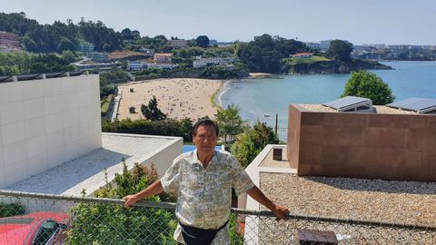José González, en las instalaciones del cámping Bastiagueiro, con magníficas vistas
