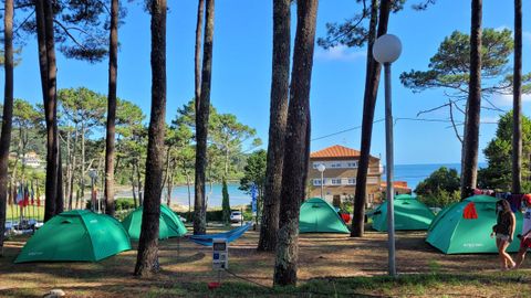 El cámping Ruta de Finisterre se encuentra al pie de la playa de Estorde, en Cee