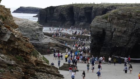 Imagen del pasado 25 de julio, con la playa de As Catedrais llena de gente